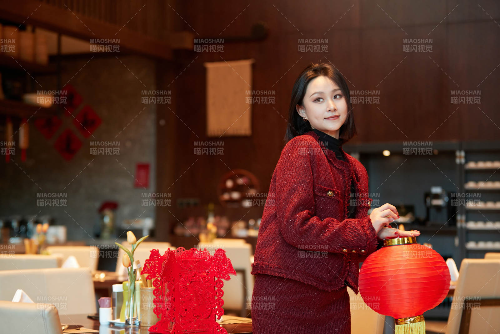 除夕在酒店餐廳慶祝新春的亞洲少女