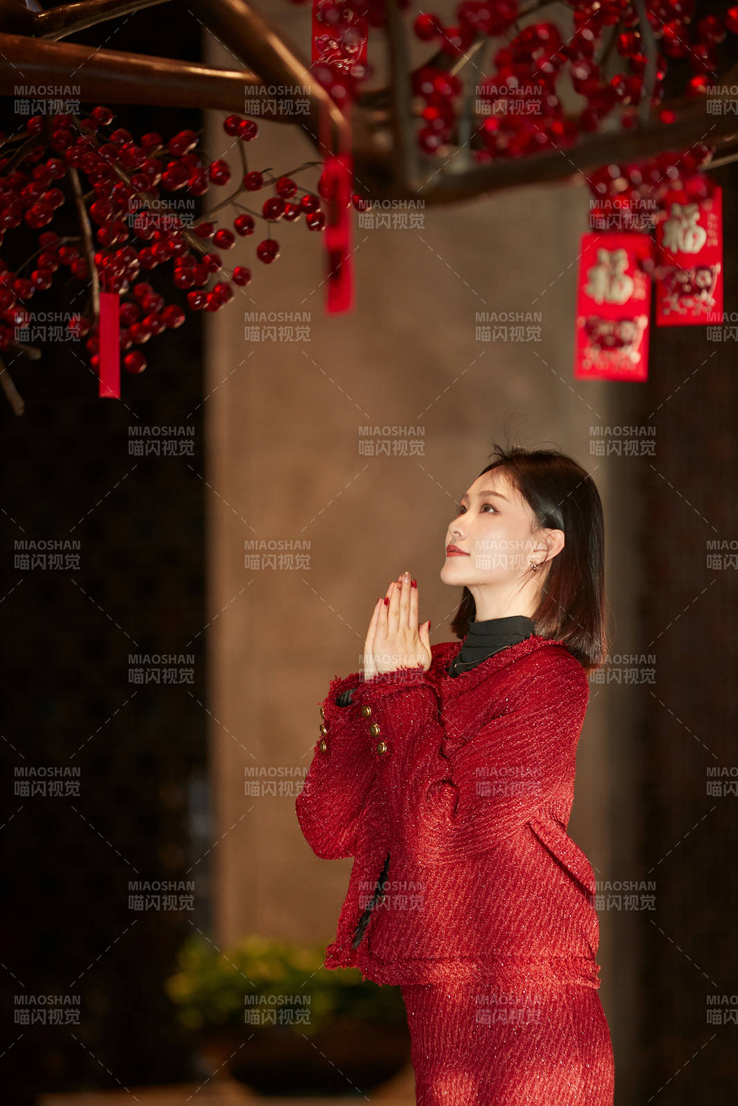 除夕在酒店餐廳慶祝新春的亞洲少女