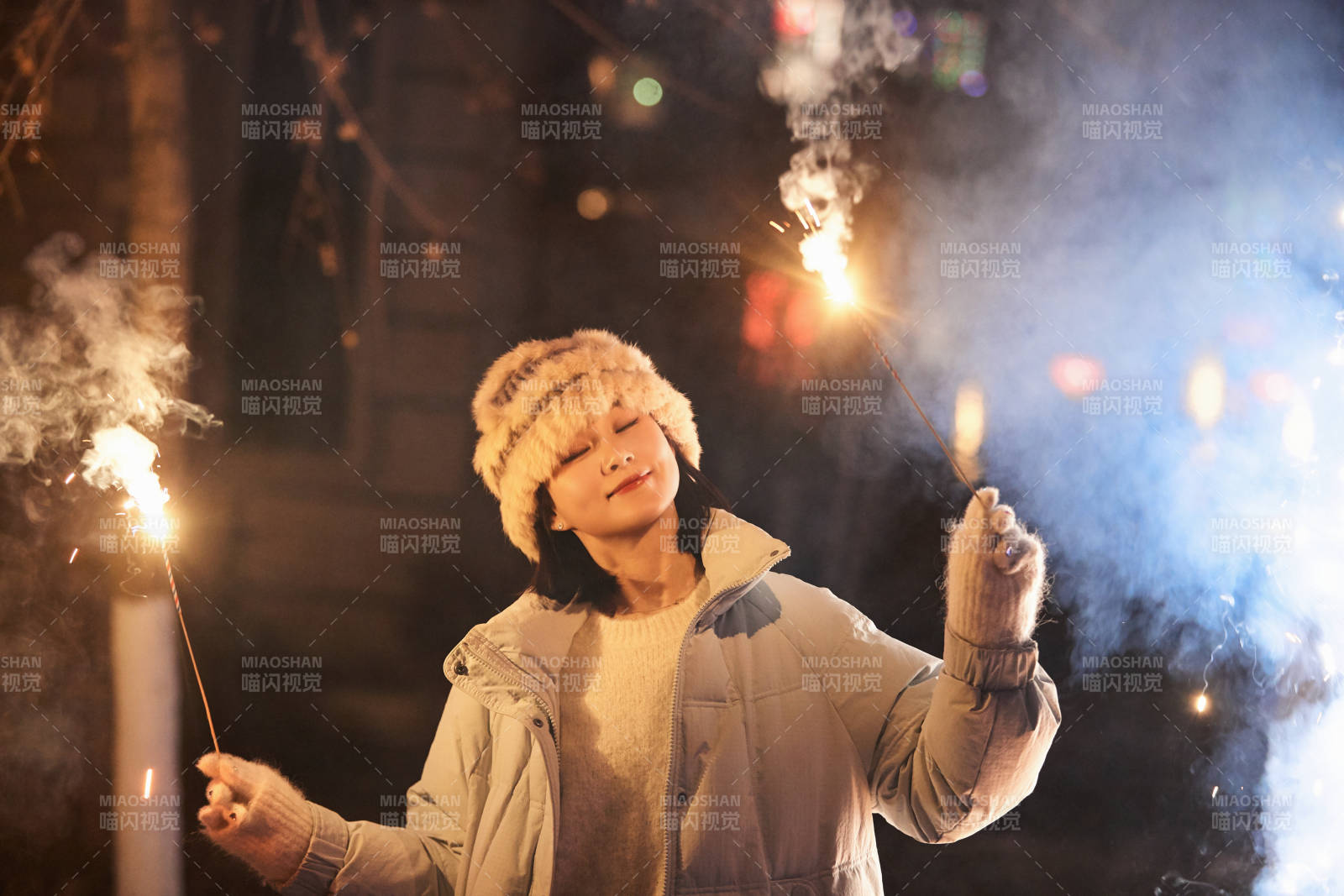 除夕夜燃放煙火煙花的快樂中國少女