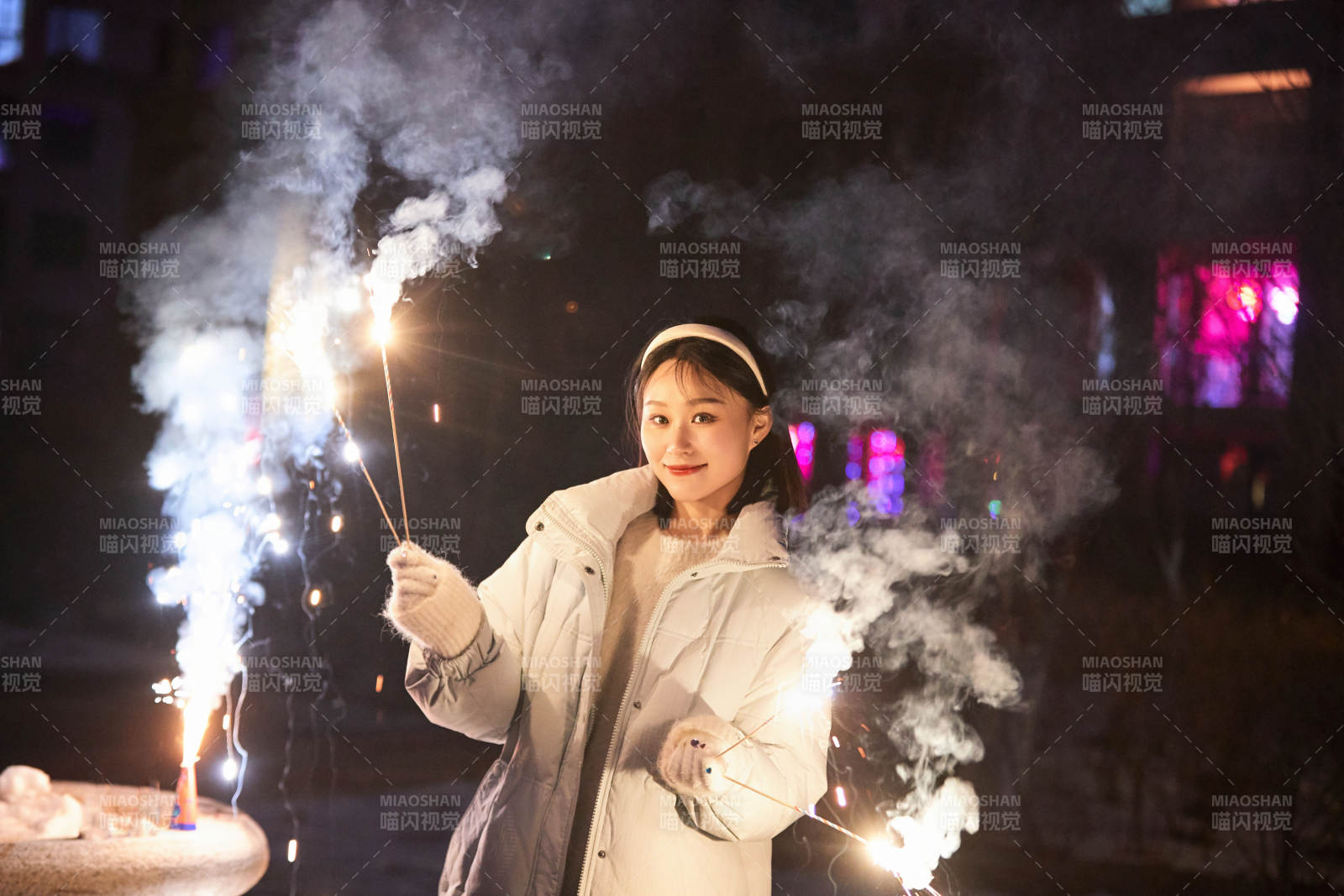 除夕夜燃放煙火煙花的快樂中國少女