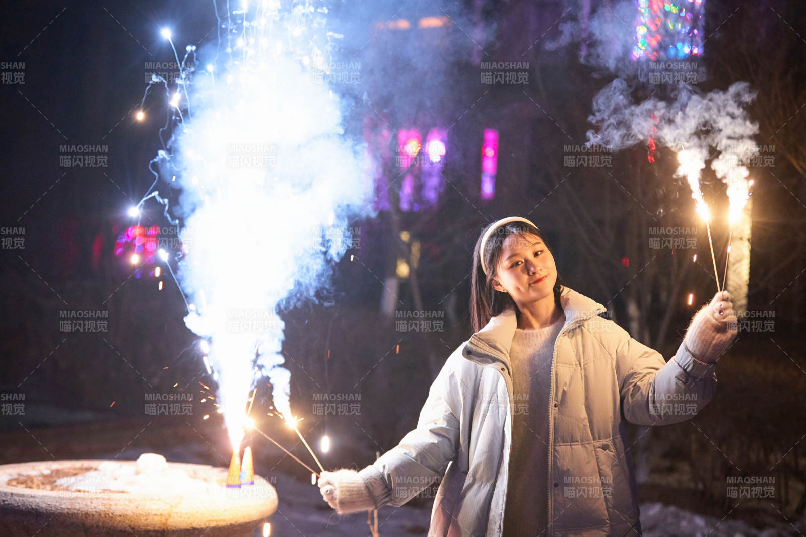 除夕夜燃放煙火煙花的快樂中國少女