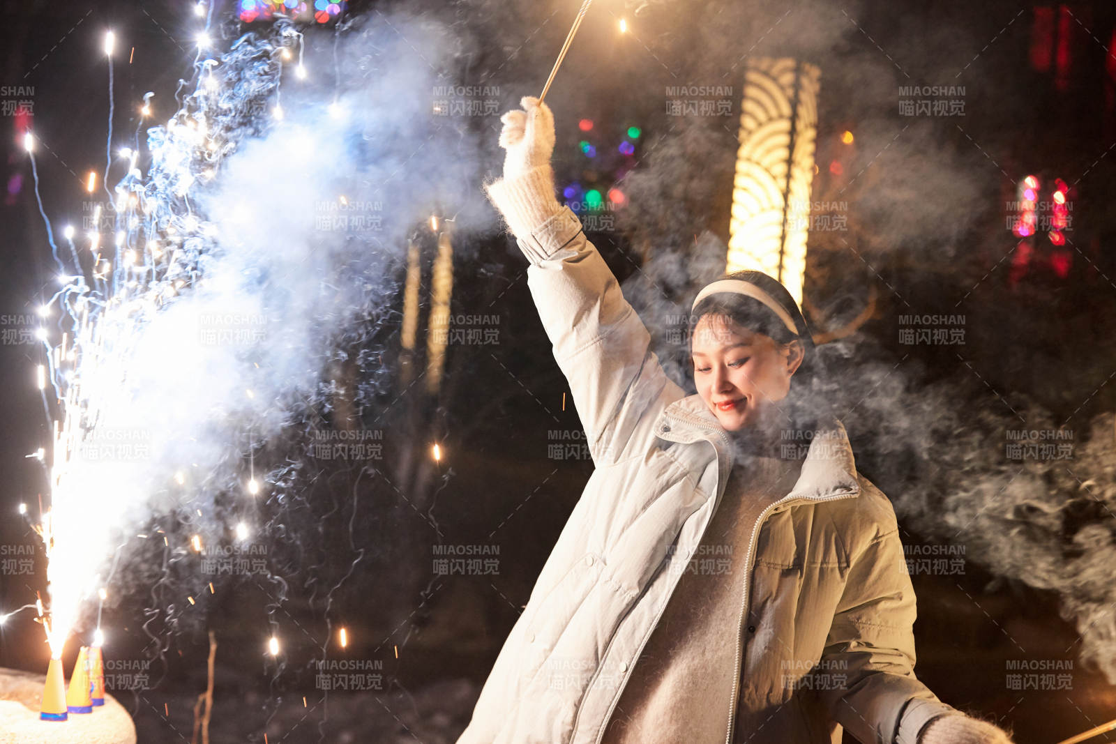 除夕夜燃放煙火煙花的快樂中國少女