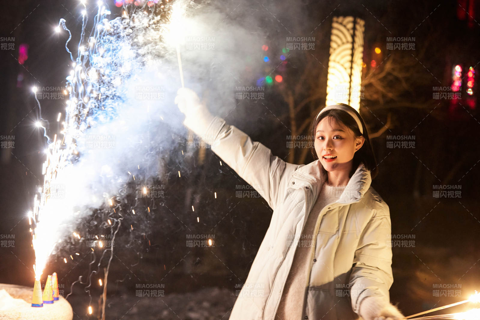 除夕夜燃放煙火煙花的快樂中國少女