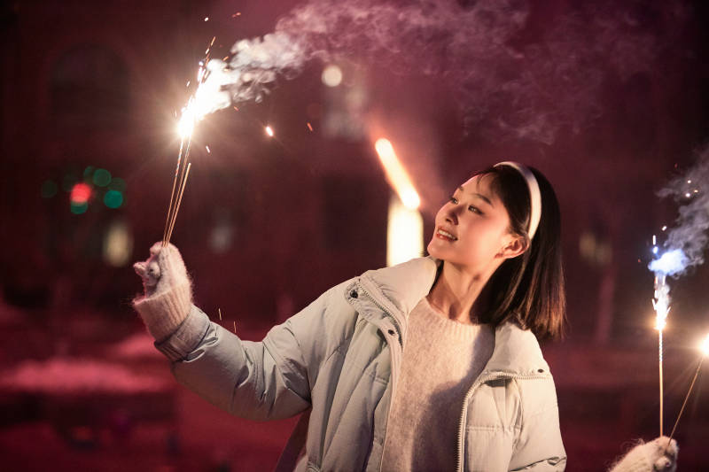除夕夜燃放烟火烟花的快乐中国少女