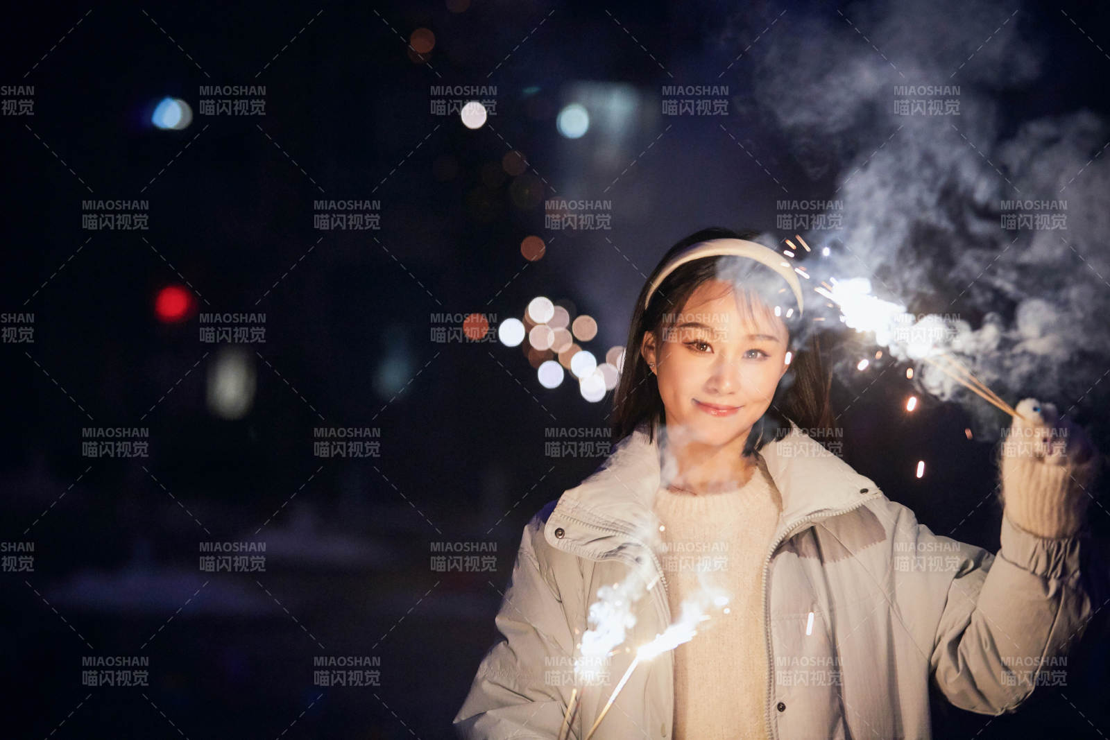 除夕夜燃放煙火煙花的快樂中國少女