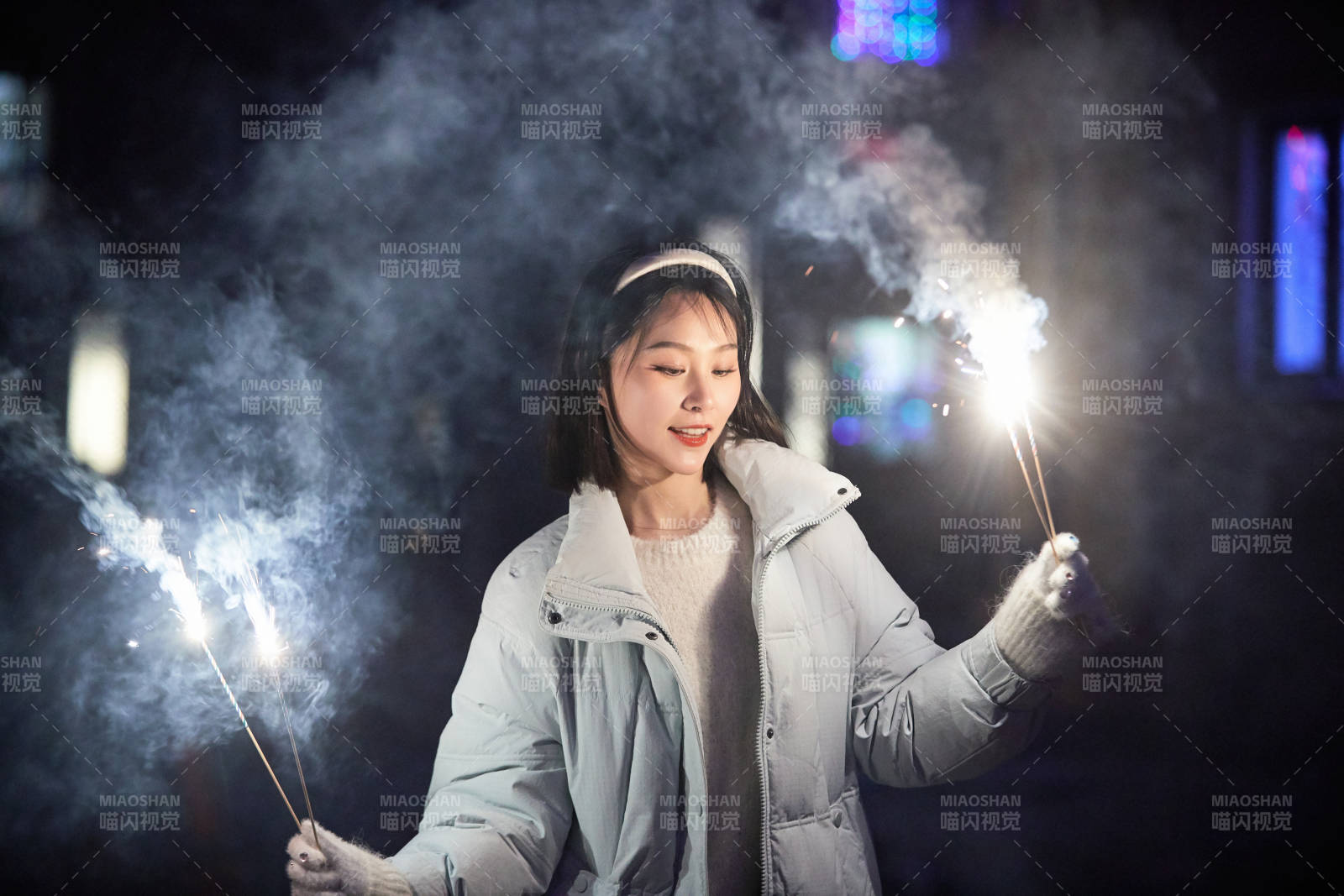 除夕夜燃放煙火煙花的快樂中國少女