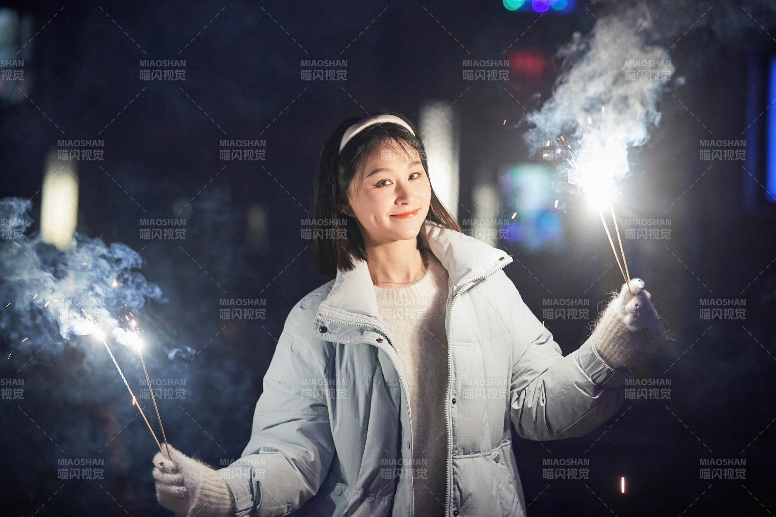 除夕夜燃放煙火煙花的快樂中國少女