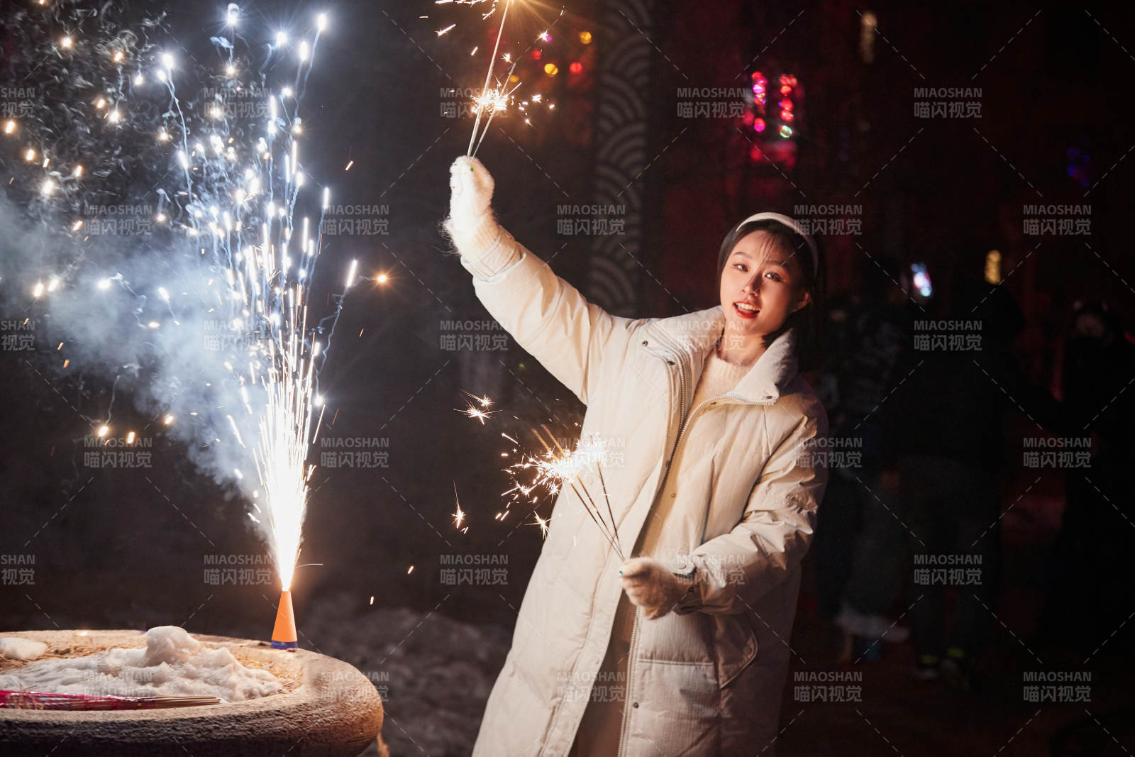 除夕夜燃放煙火煙花的快樂中國少女