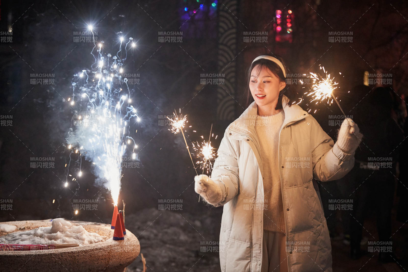 除夕夜燃放煙火煙花的快樂中國少女