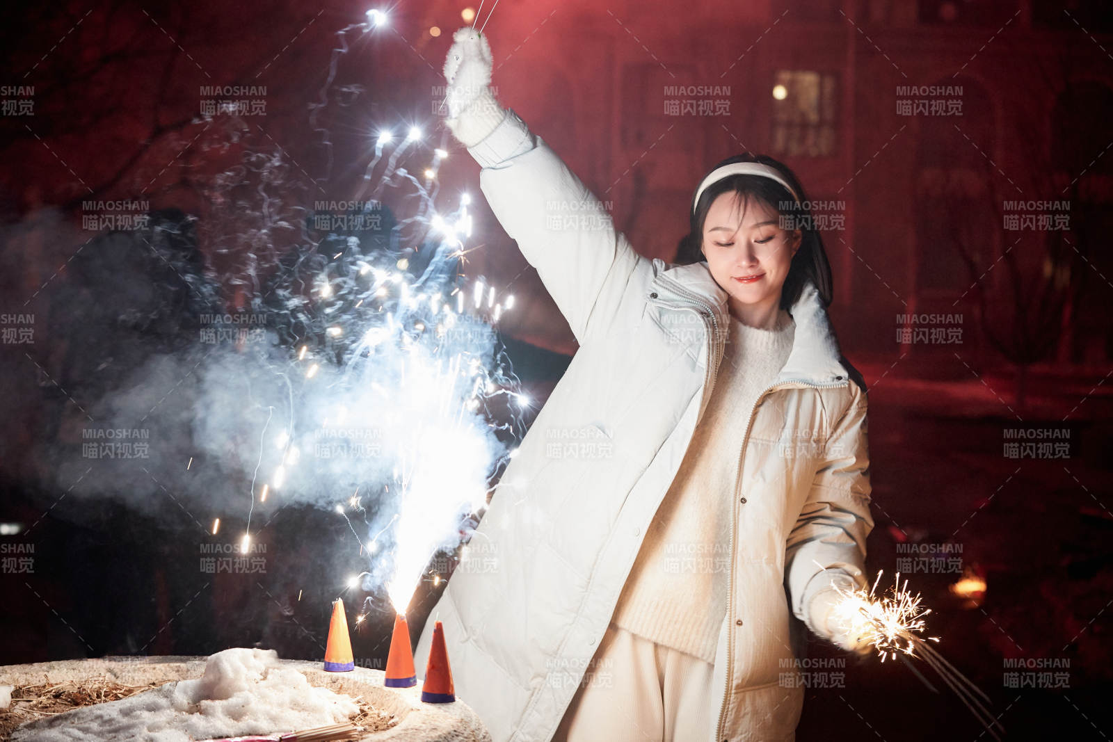 除夕夜燃放煙火煙花的快樂中國(guó)少女