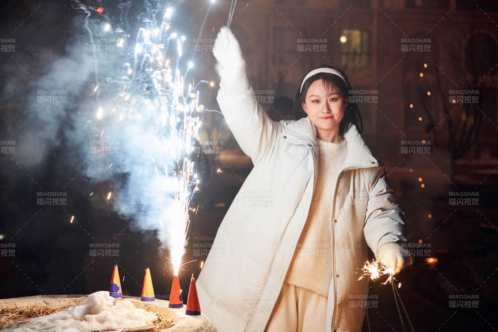 除夕夜燃放煙火煙花的快樂中國少女