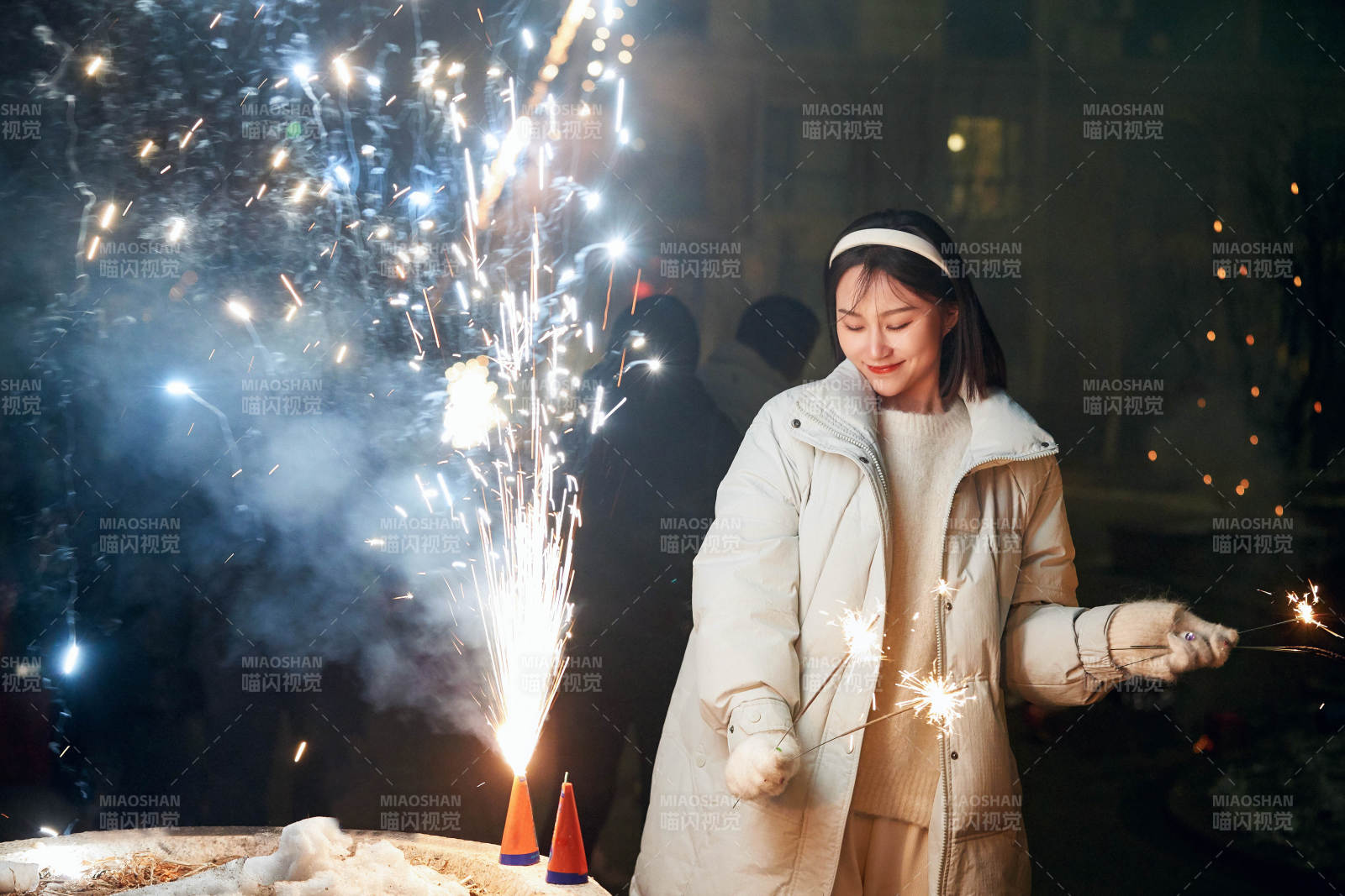 除夕夜燃放煙火煙花的快樂中國少女