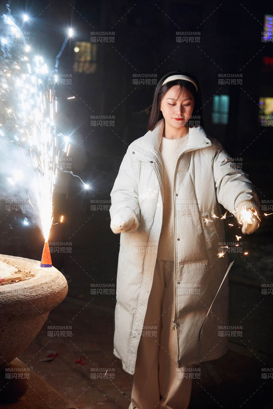 除夕夜燃放煙火煙花的快樂中國少女