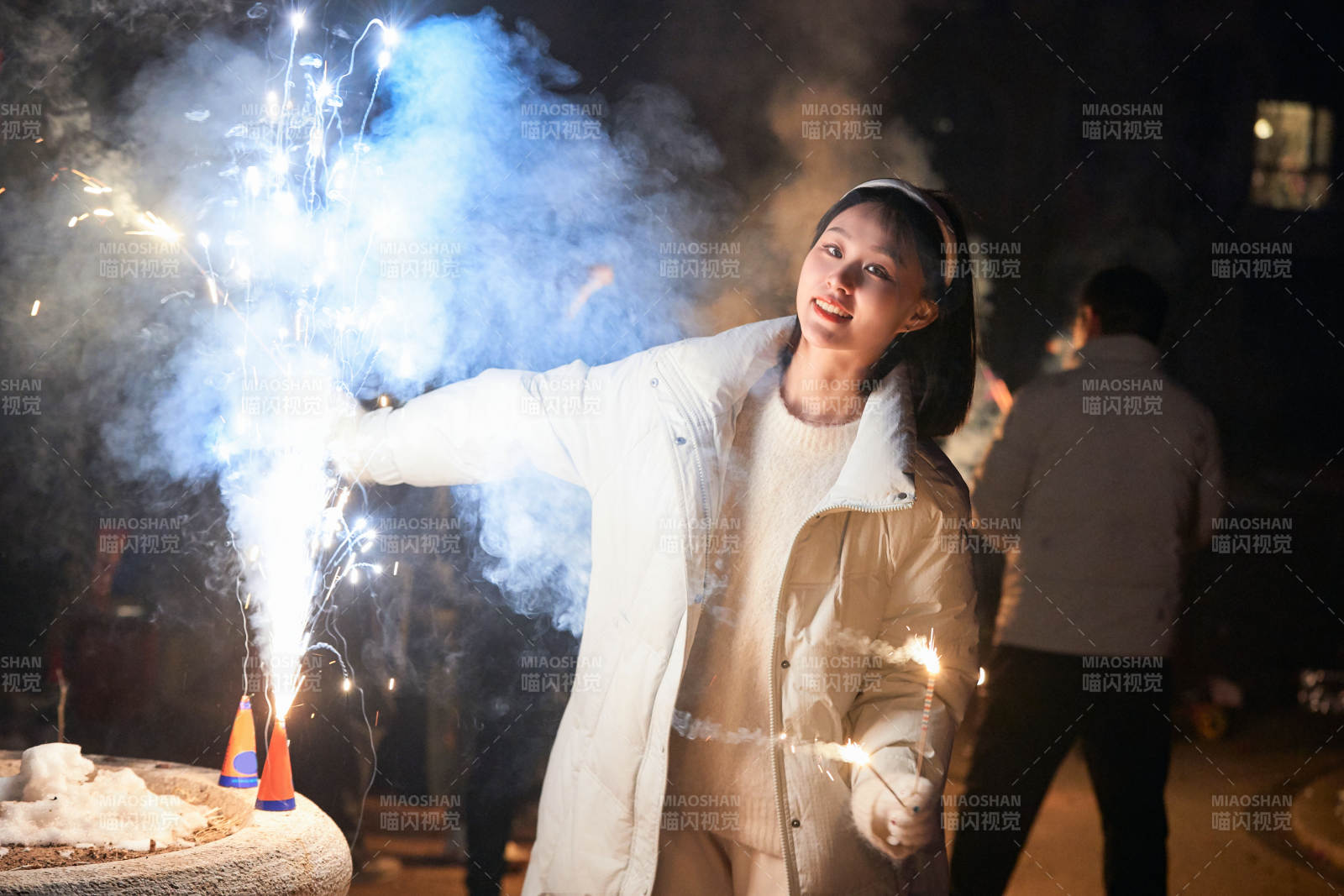 除夕夜燃放煙火煙花的快樂中國少女