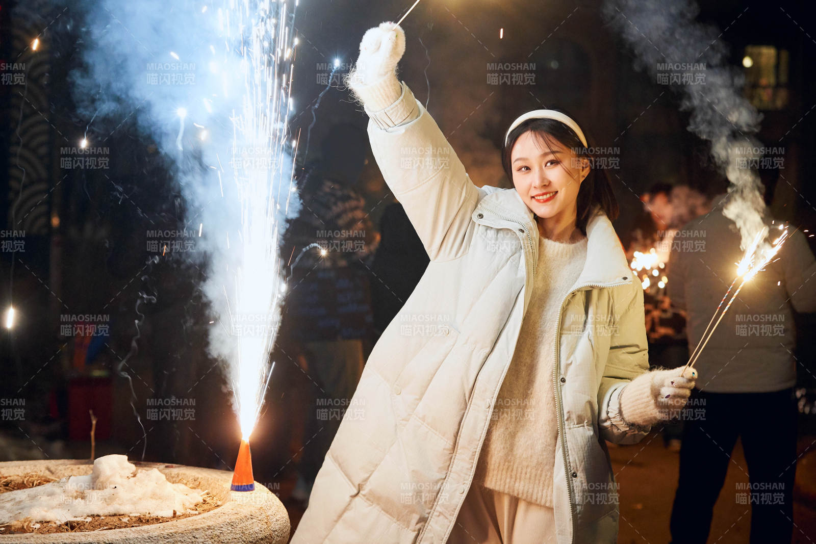 除夕夜燃放煙火煙花的快樂中國少女