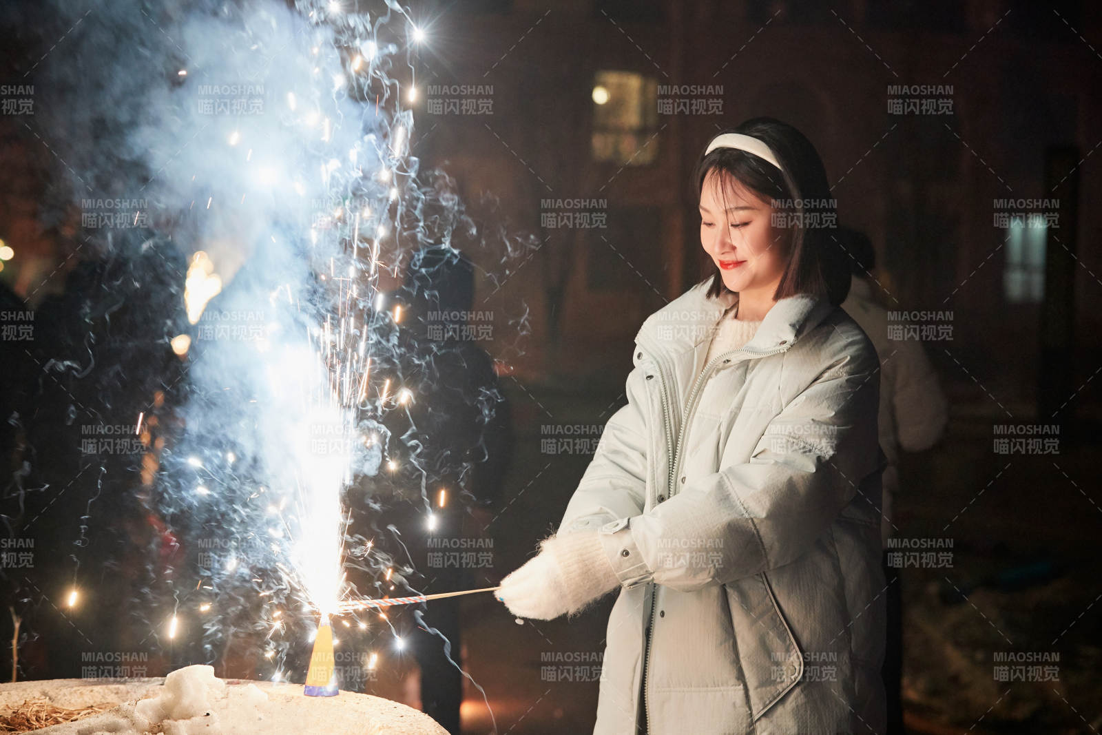 除夕夜燃放煙火煙花的快樂(lè)中國(guó)少女