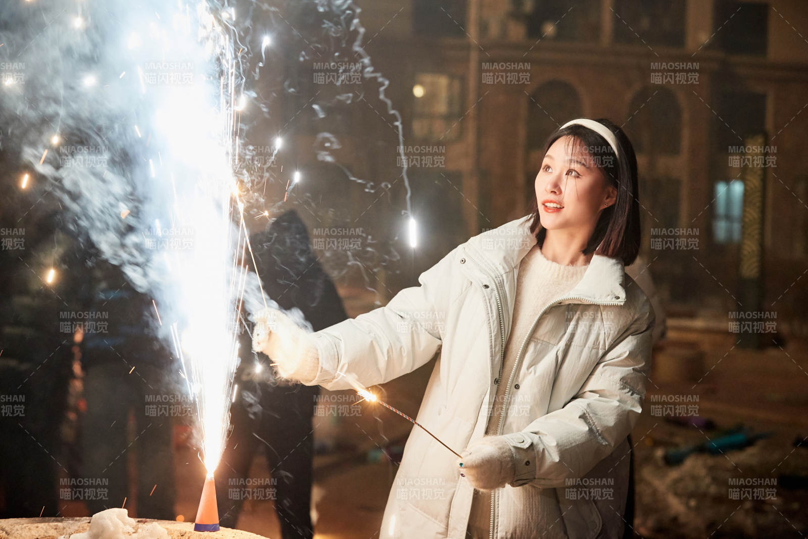 除夕夜燃放煙火煙花的快樂中國少女