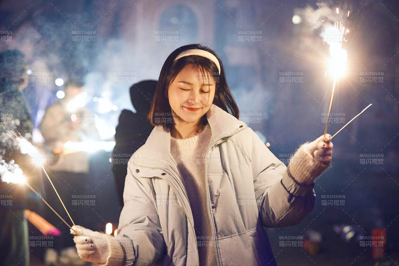 除夕夜燃放煙火煙花的快樂中國少女