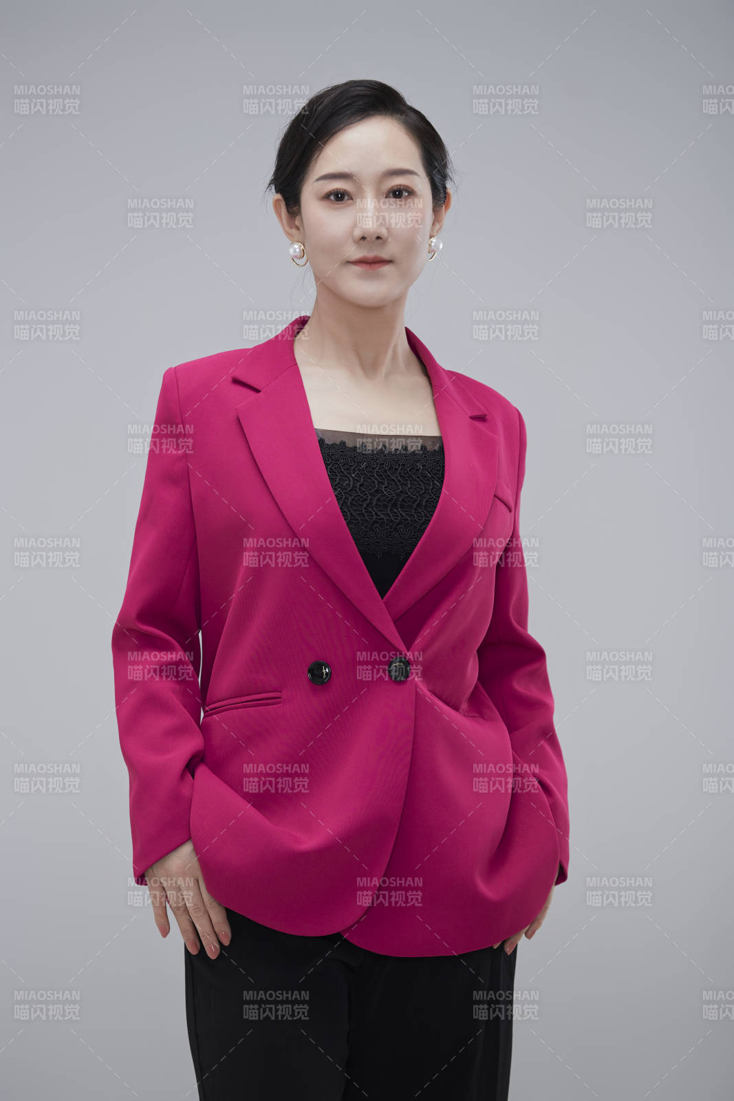 白色背景下職場職業(yè)成年女性經(jīng)理人公關(guān)