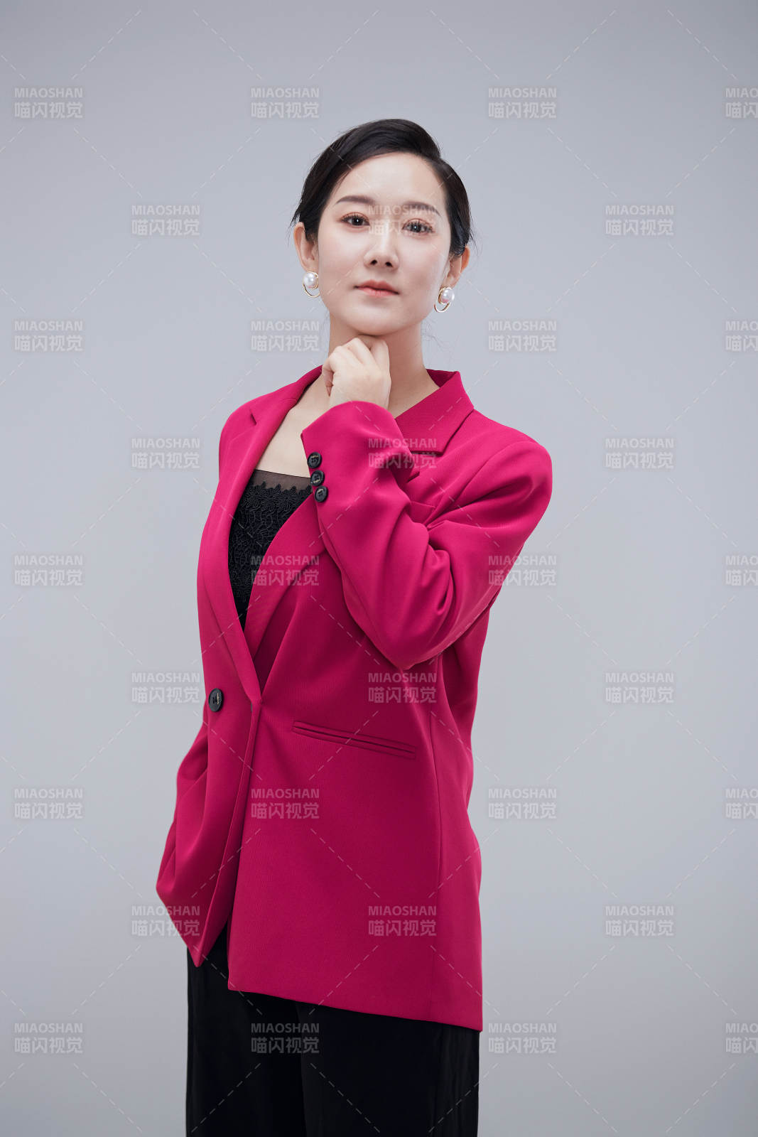 白色背景下職場職業成年女性經理人公關