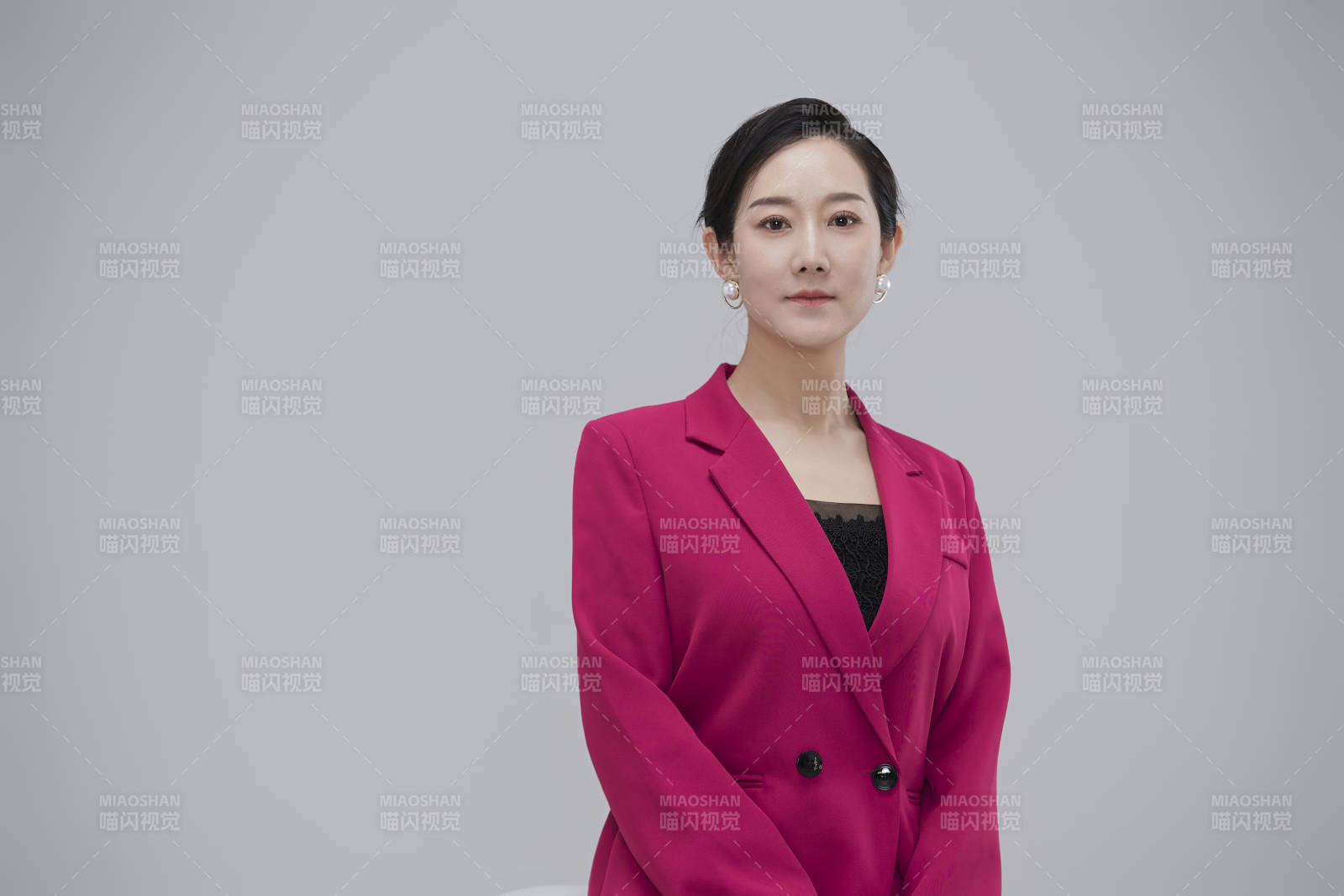 白色背景下職場職業成年女性經理人公關