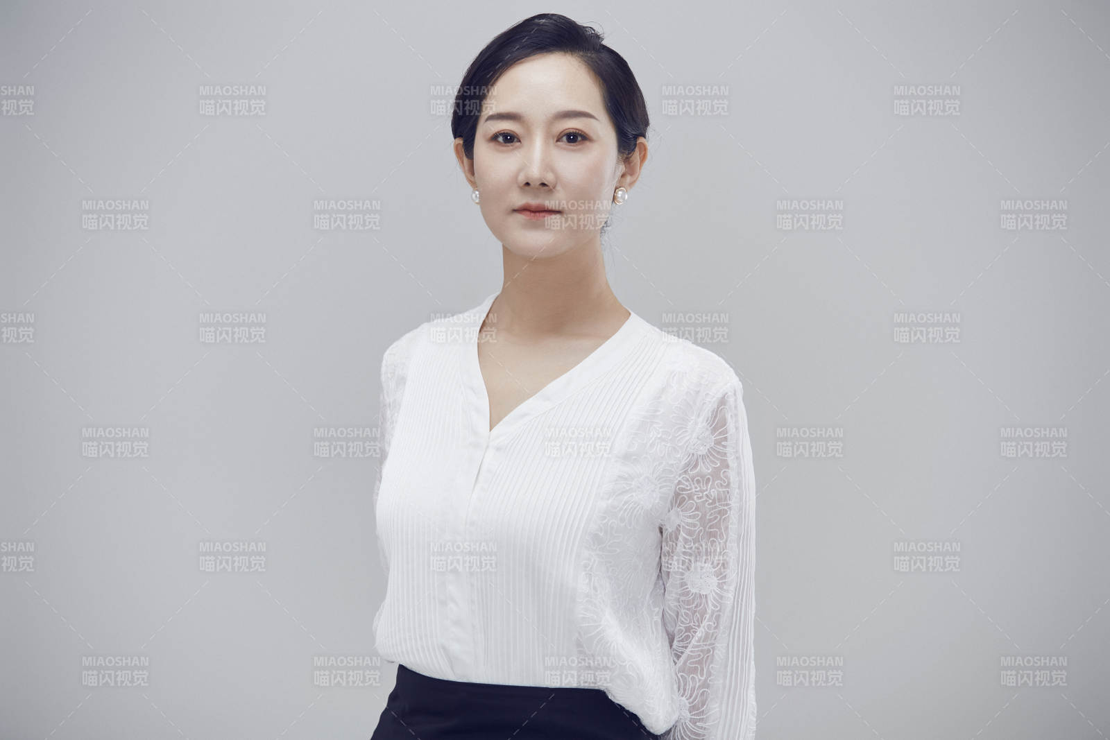 白色背景下職場(chǎng)職業(yè)成年女性經(jīng)理人公關(guān)