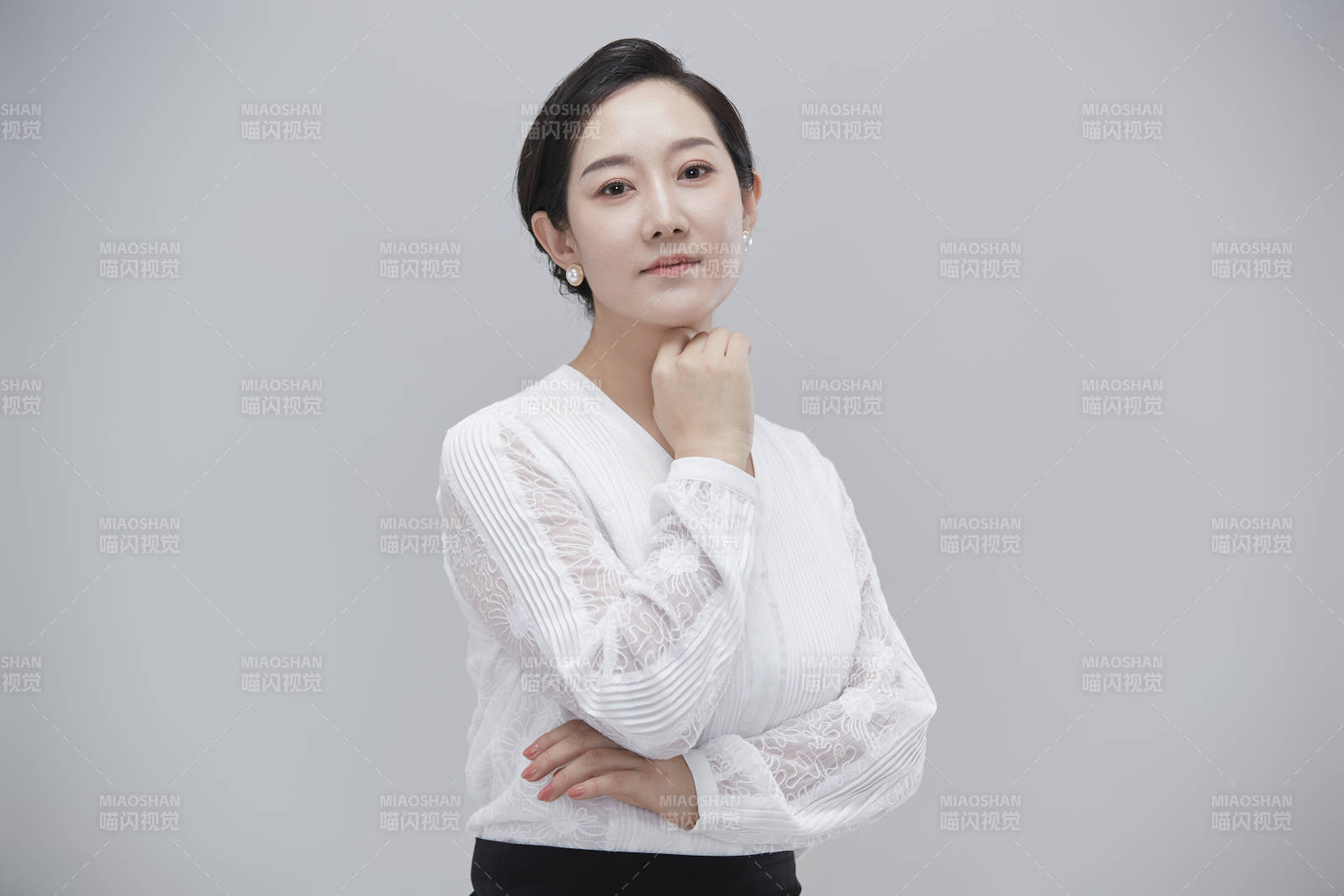 白色背景下職場職業成年女性經理人公關