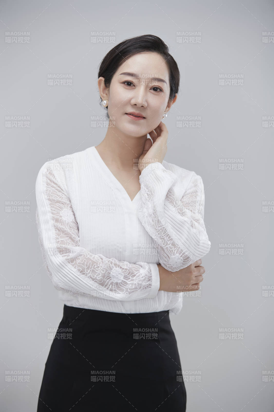 白色背景下職場職業(yè)成年女性經(jīng)理人公關(guān)