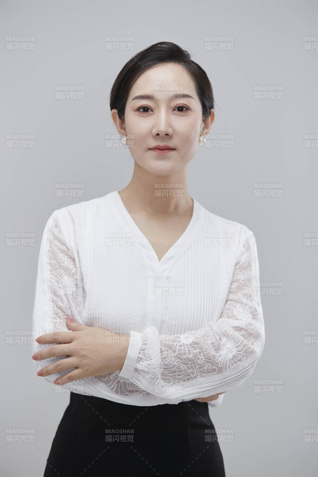 白色背景下職場職業成年女性經理人公關