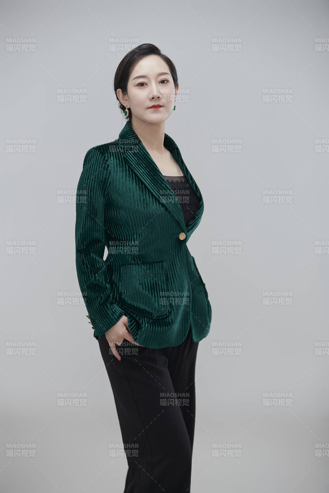 白色背景下職場職業(yè)成年女性經(jīng)理人公關(guān)