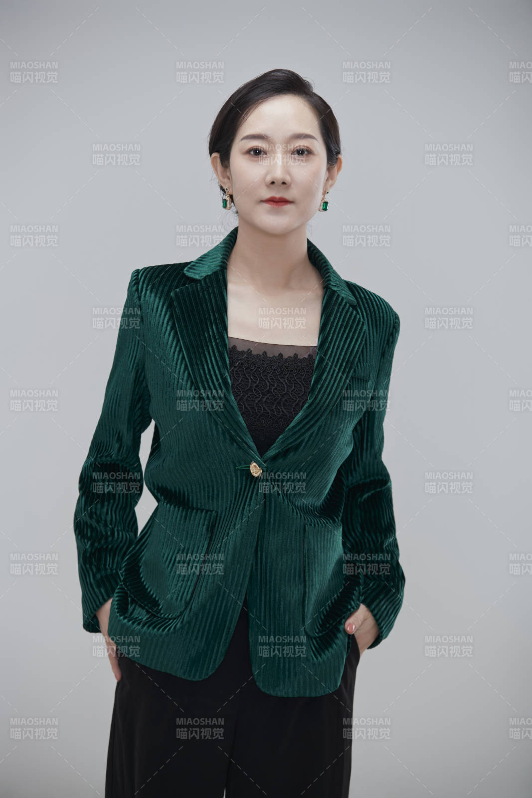 白色背景下職場職業成年女性經理人公關