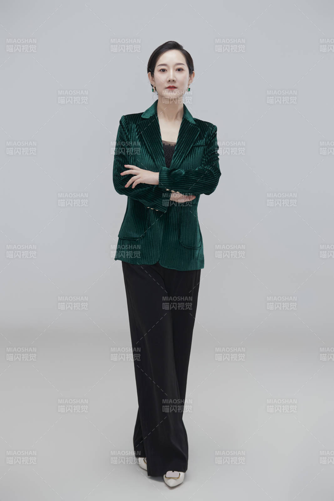 白色背景下職場職業成年女性經理人公關