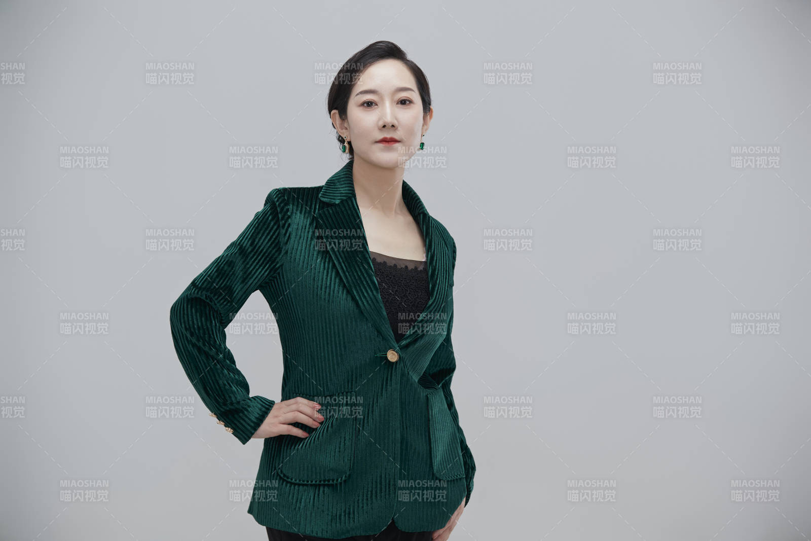 白色背景下職場職業成年女性經理人公關