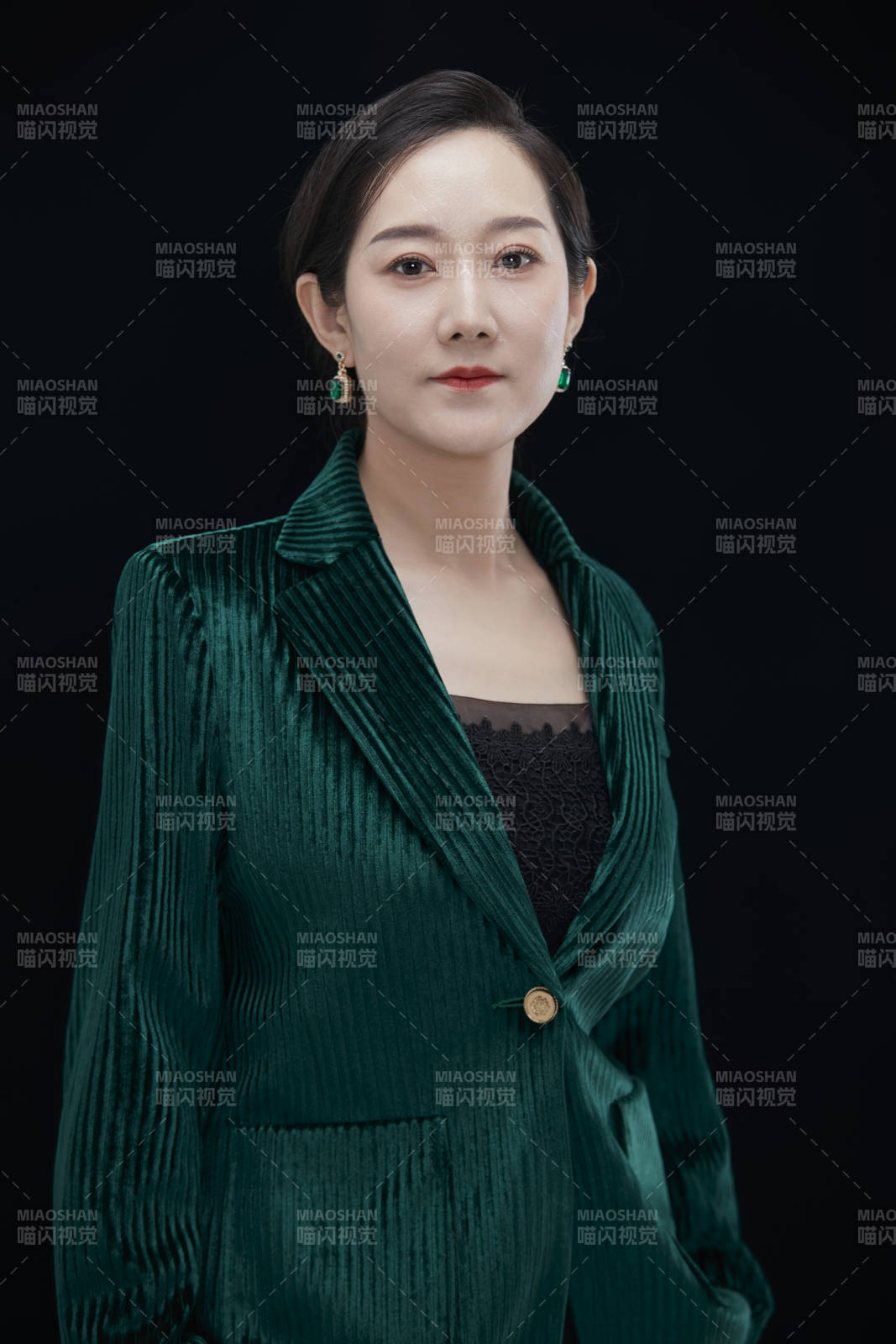 白色背景下職場(chǎng)職業(yè)成年女性經(jīng)理人公關(guān)