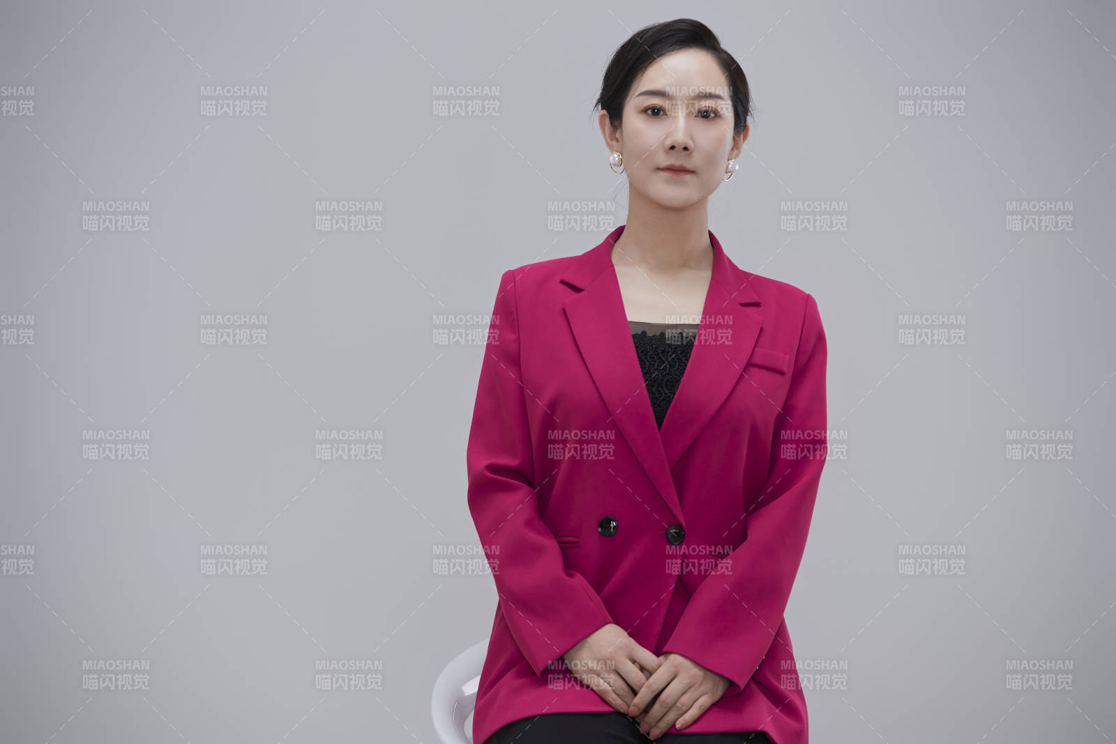 白色背景下職場職業成年女性經理人公關