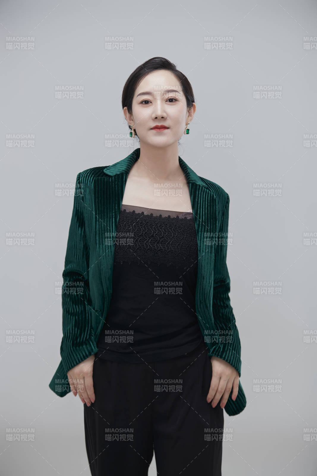 白色背景下職場職業(yè)成年女性經(jīng)理人公關