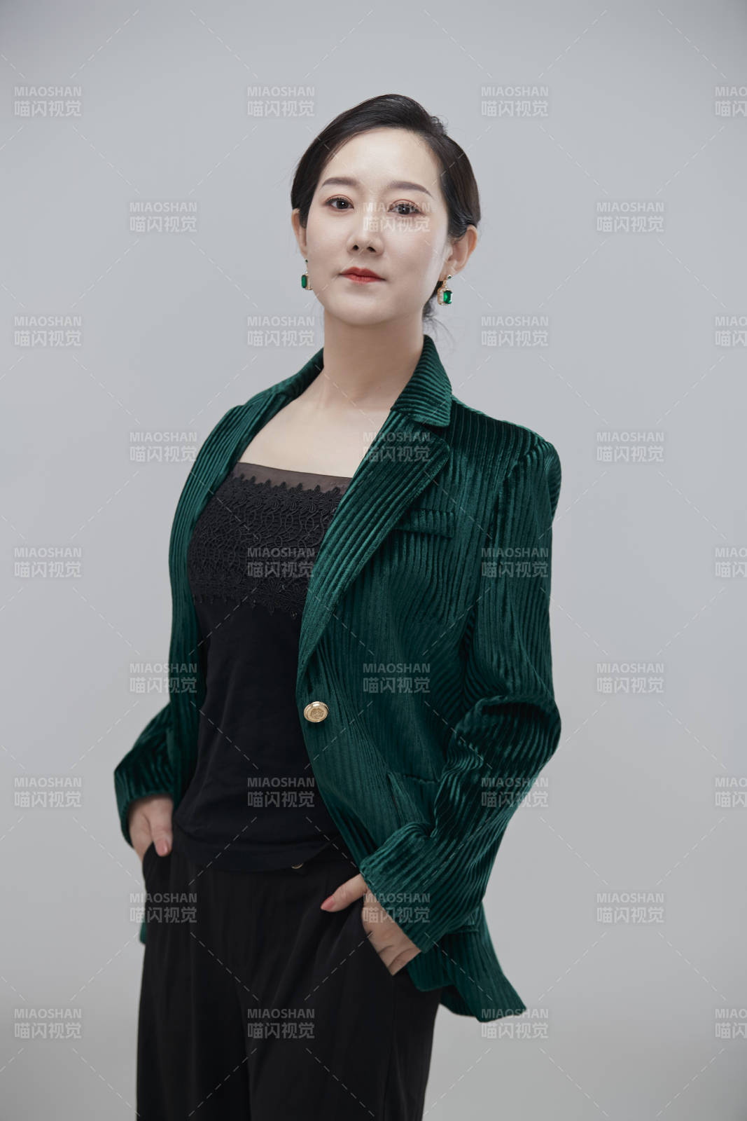 白色背景下職場職業成年女性經理人公關