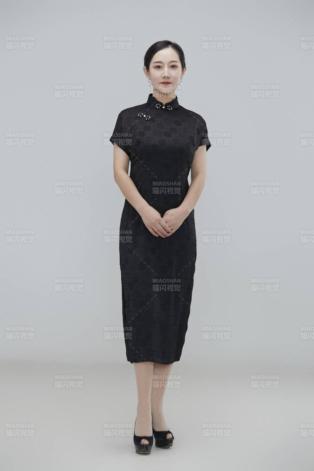 穿著中式旗袍的亞洲成年女性