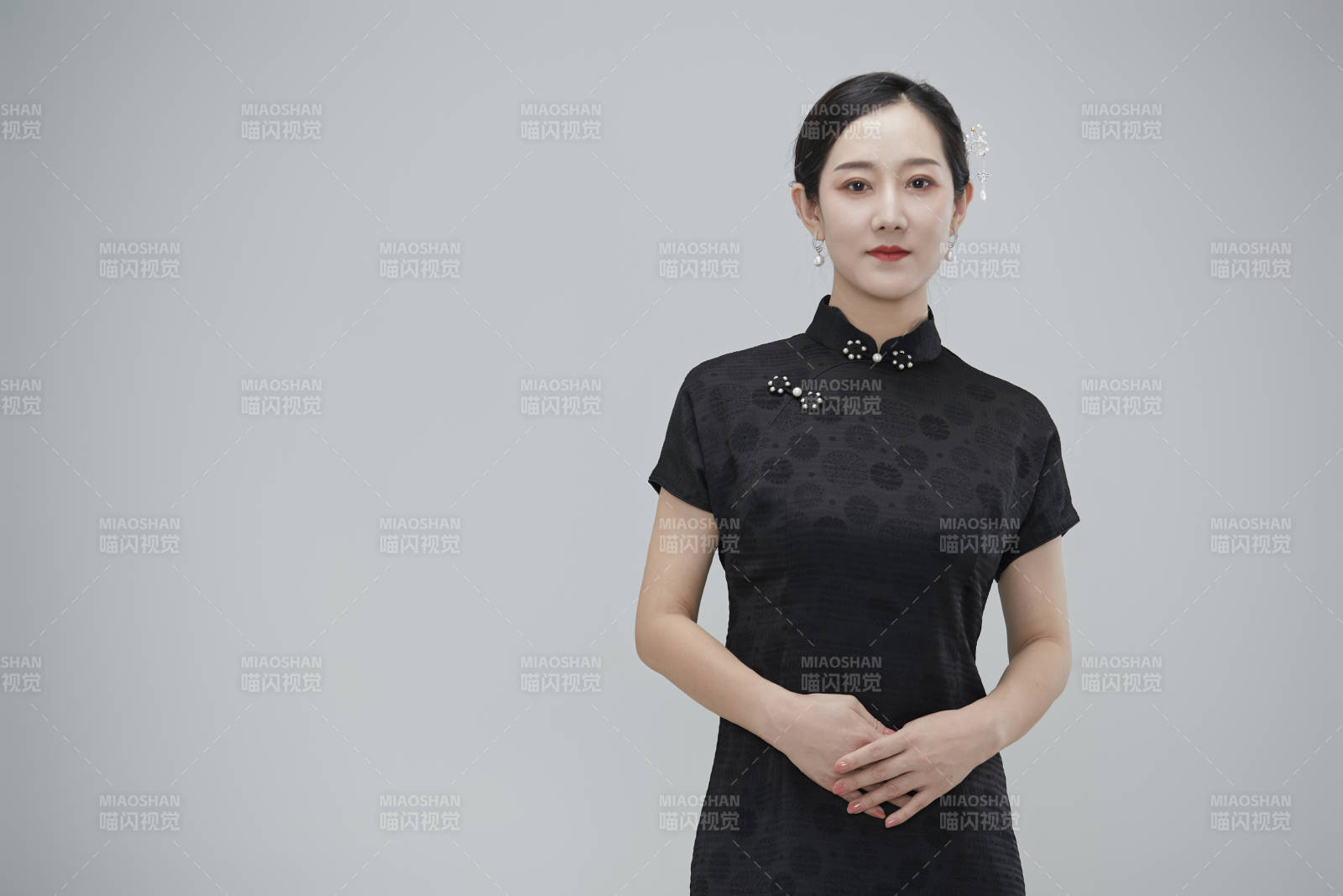 穿著中式旗袍的亞洲成年女性