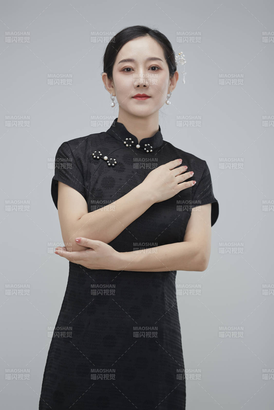 穿著中式旗袍的亞洲成年女性