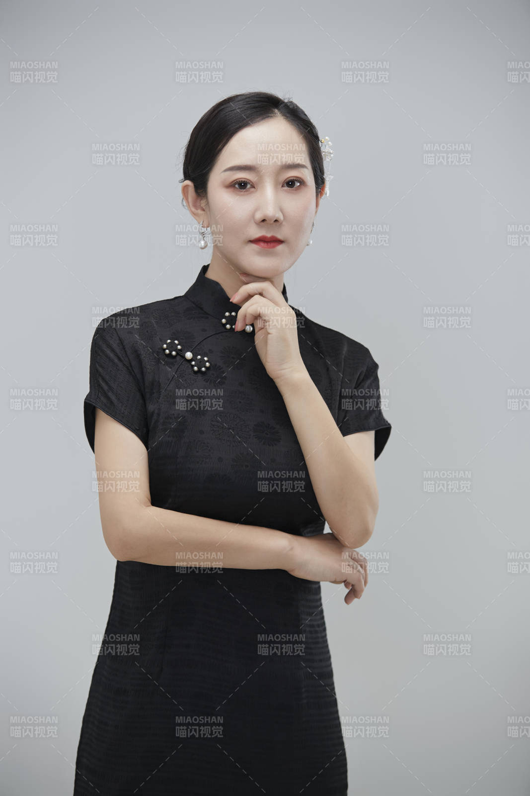 穿著中式旗袍的亞洲成年女性