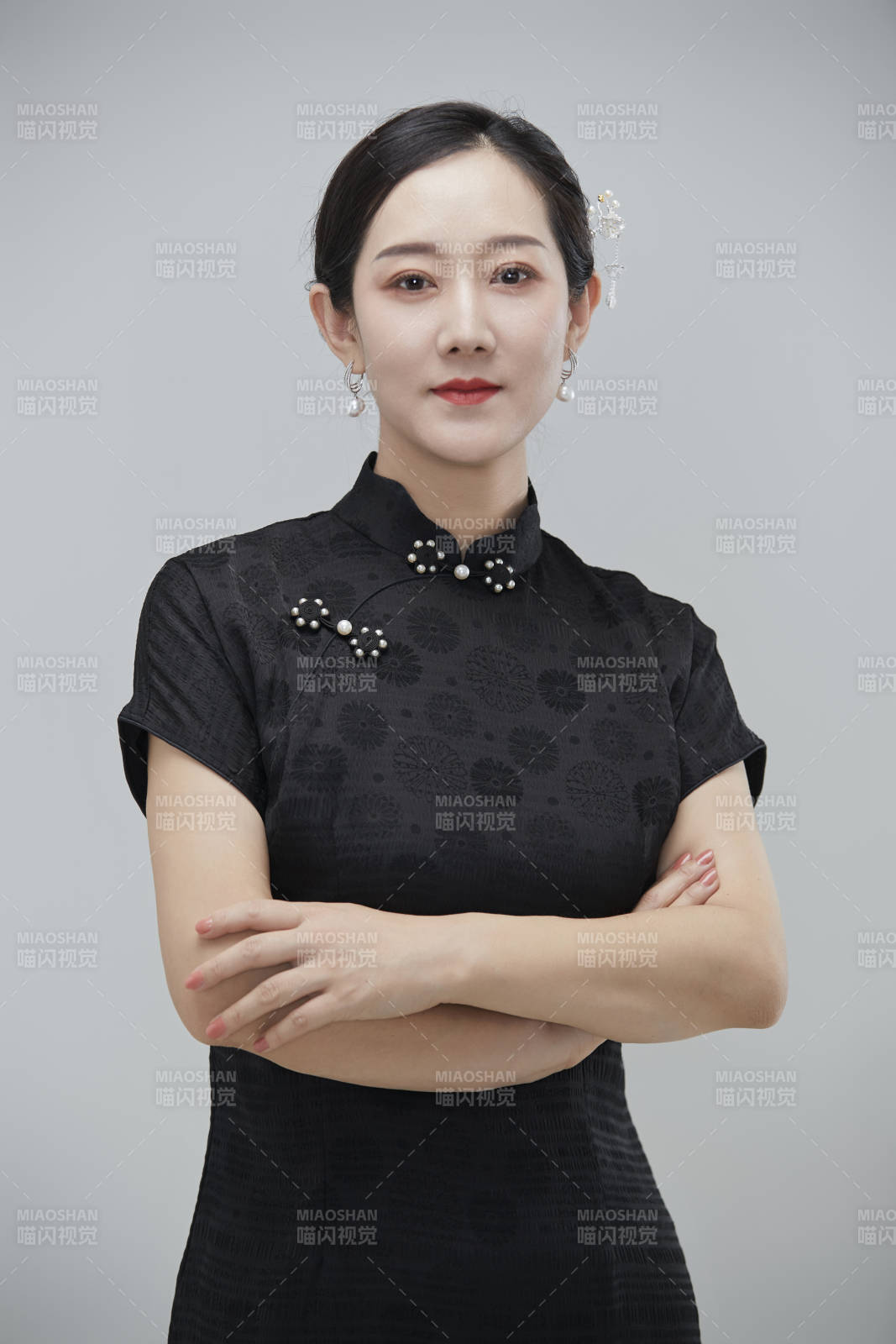 穿著中式旗袍的亞洲成年女性