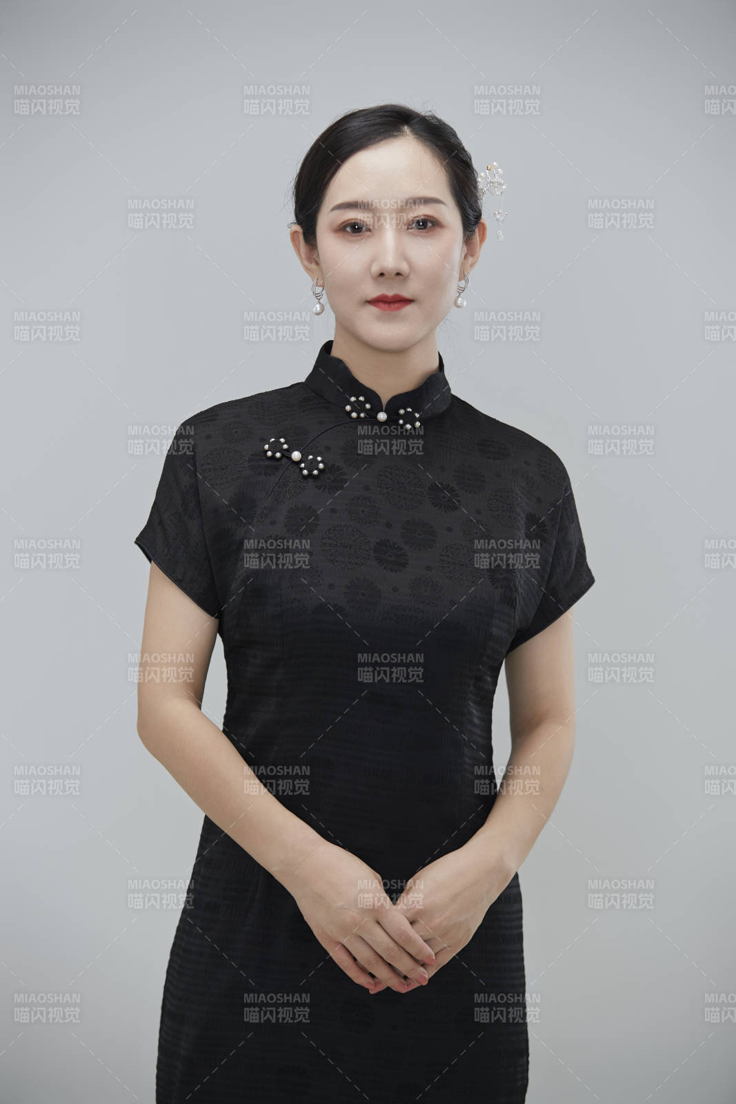 穿著中式旗袍的亞洲成年女性