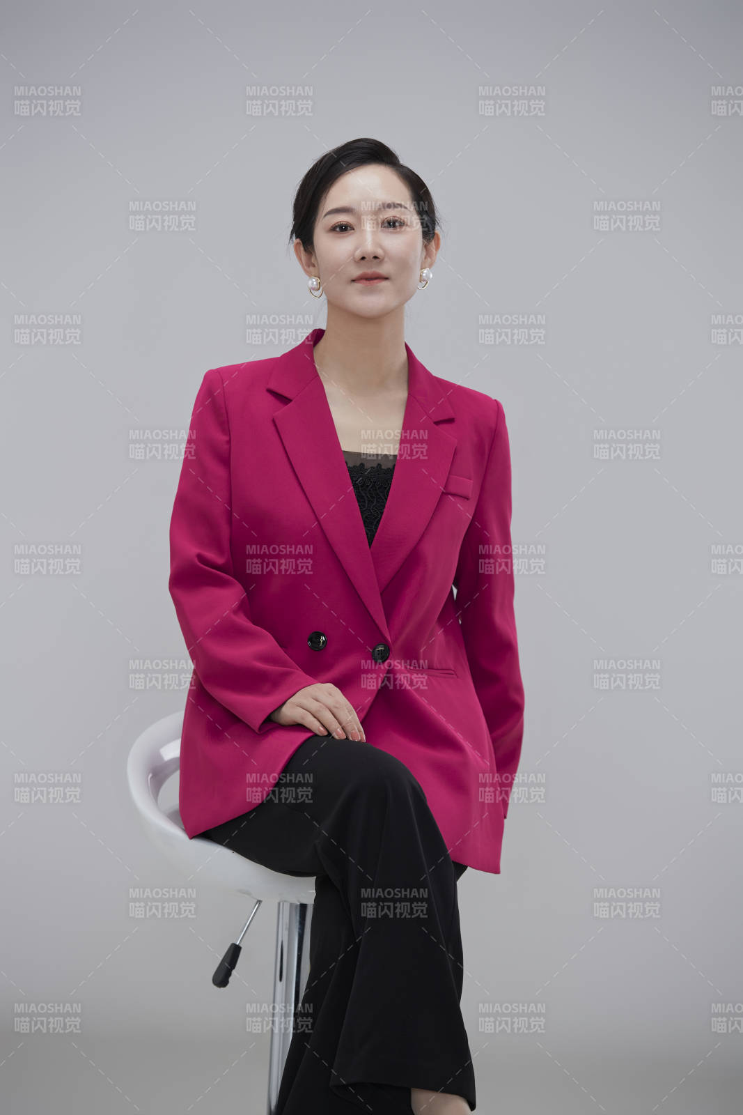 白色背景下職場職業成年女性經理人公關