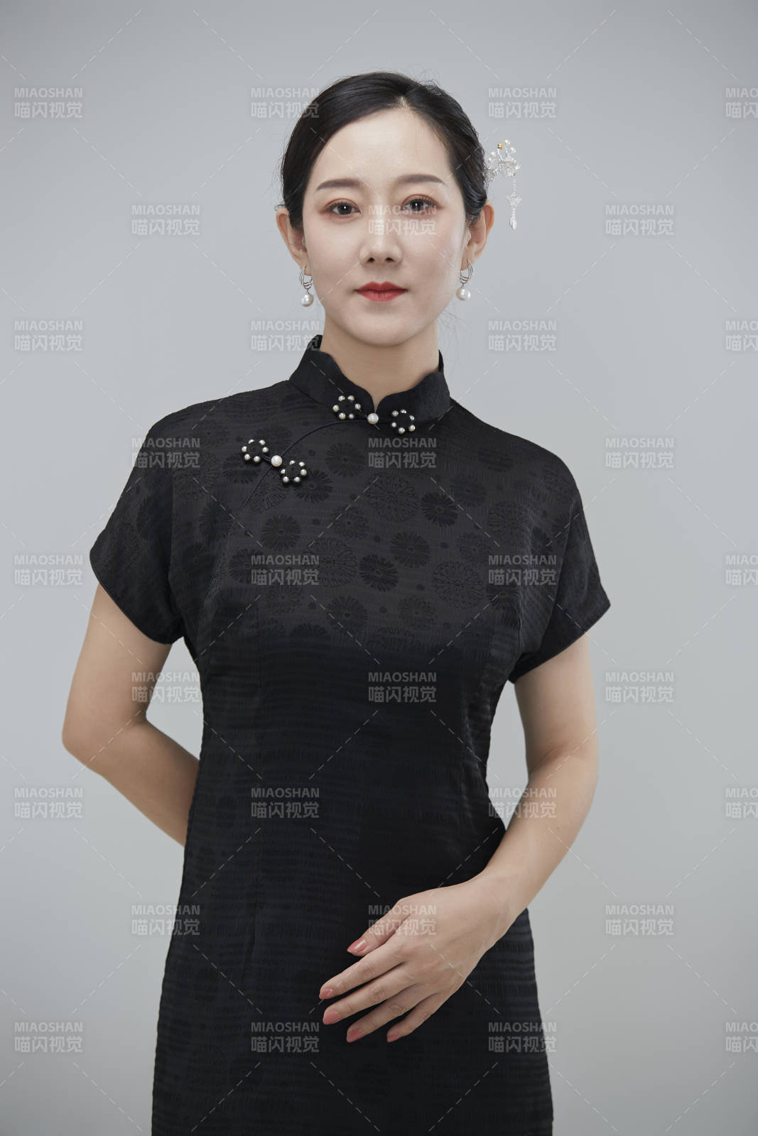 穿著中式旗袍的亞洲成年女性