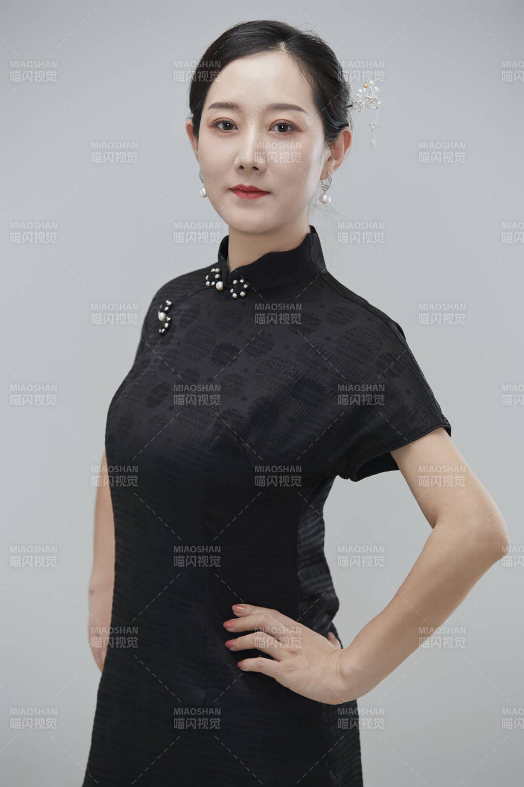 穿著中式旗袍的亞洲成年女性