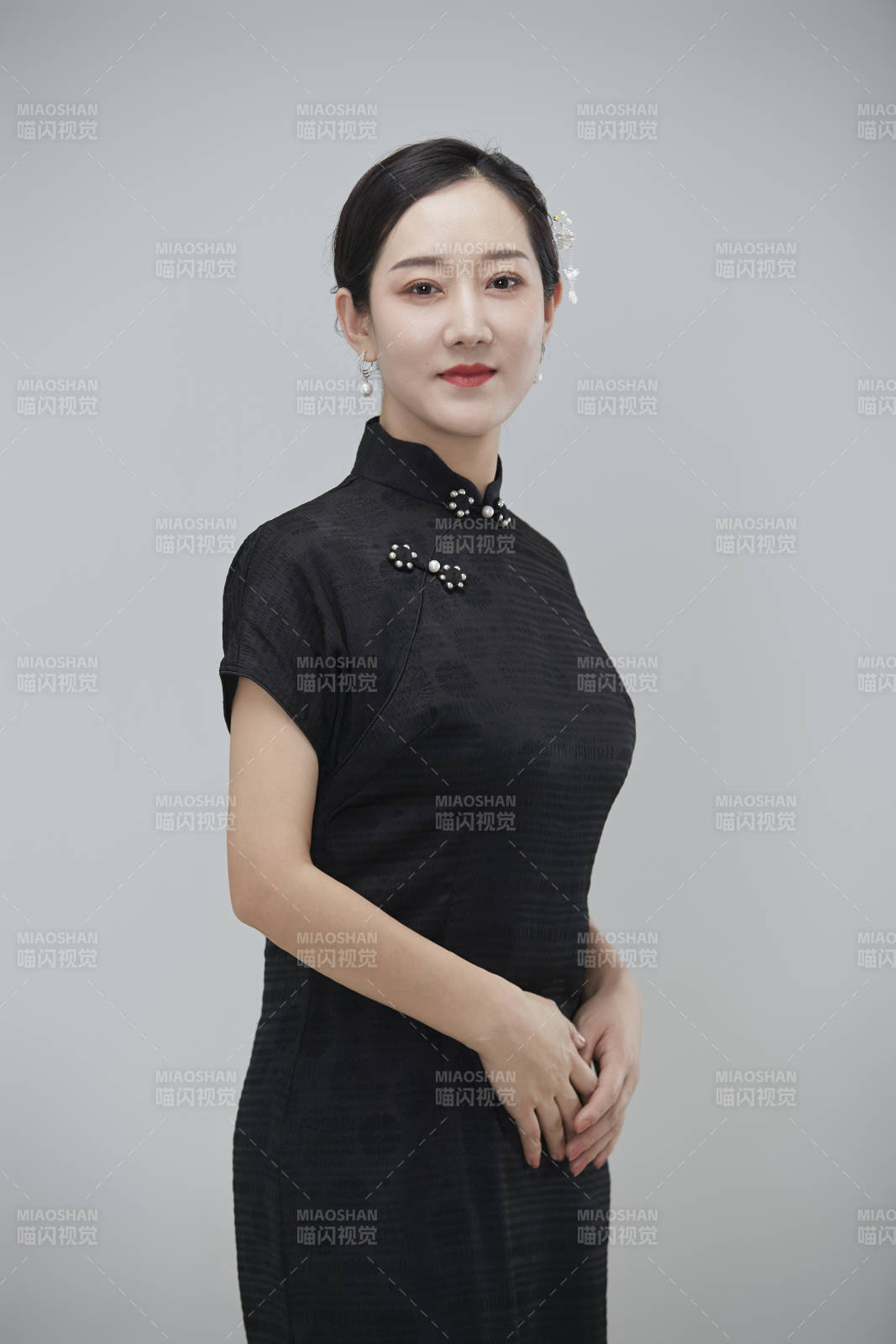 穿著中式旗袍的亞洲成年女性