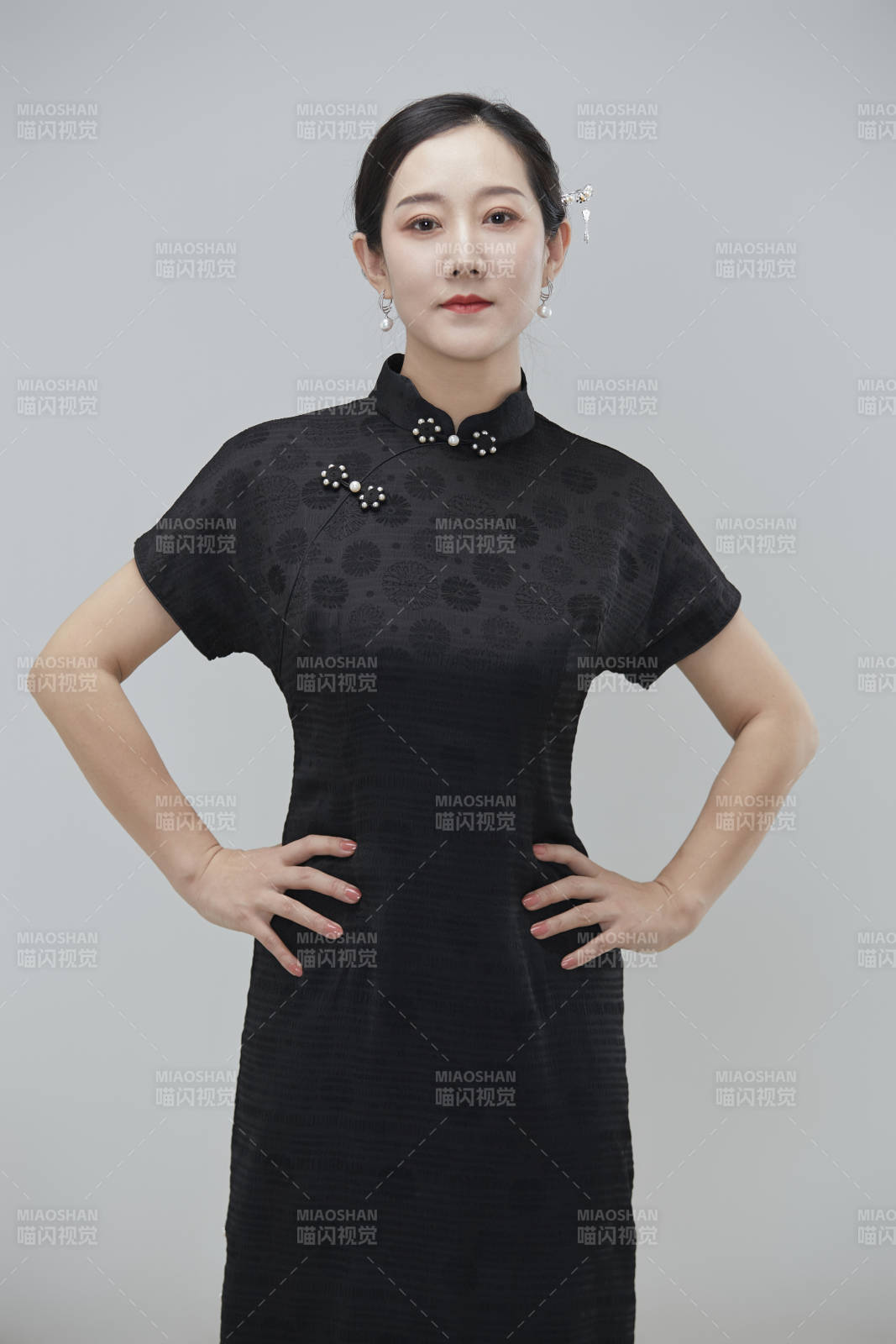 穿著中式旗袍的亞洲成年女性