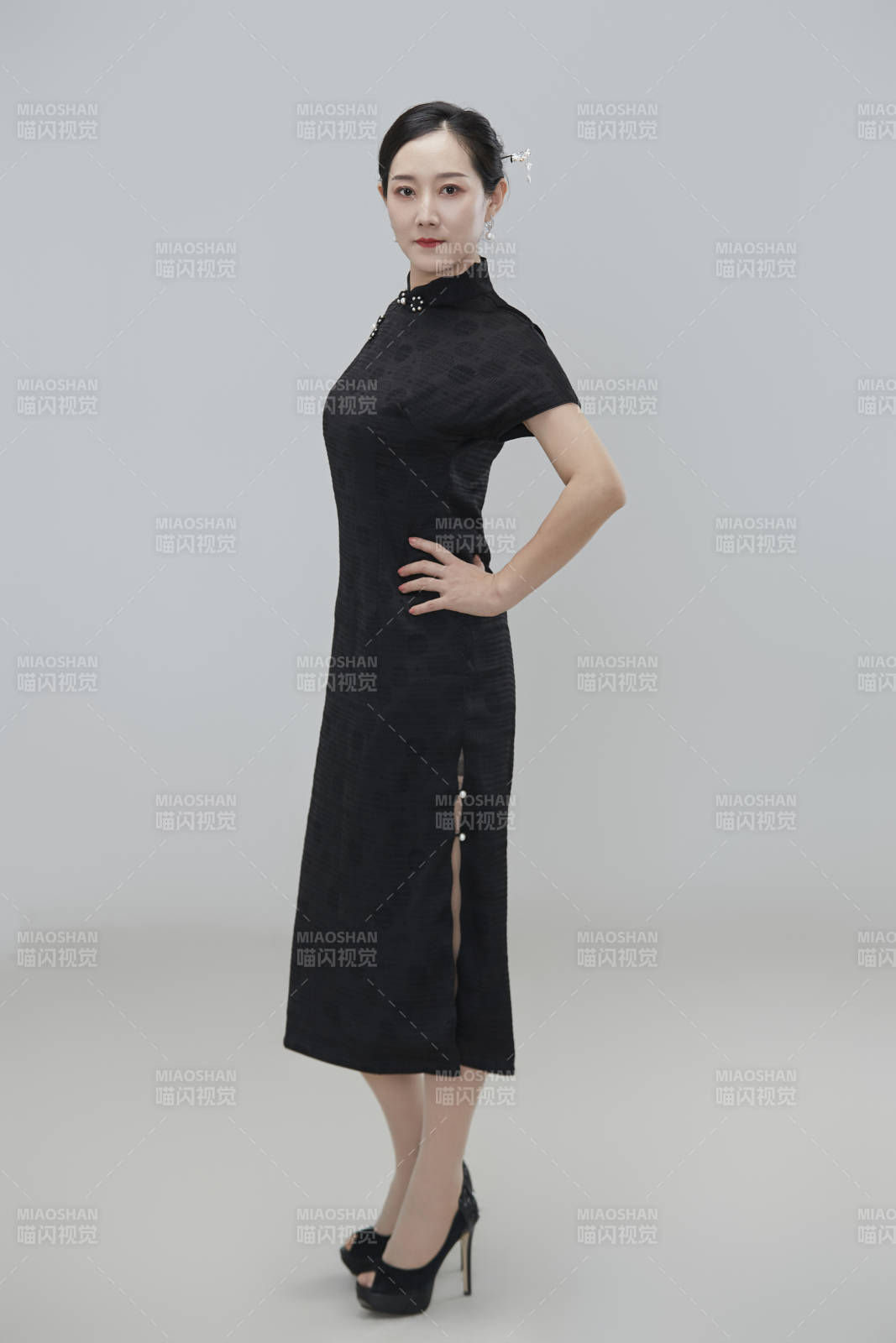 穿著中式旗袍的亞洲成年女性