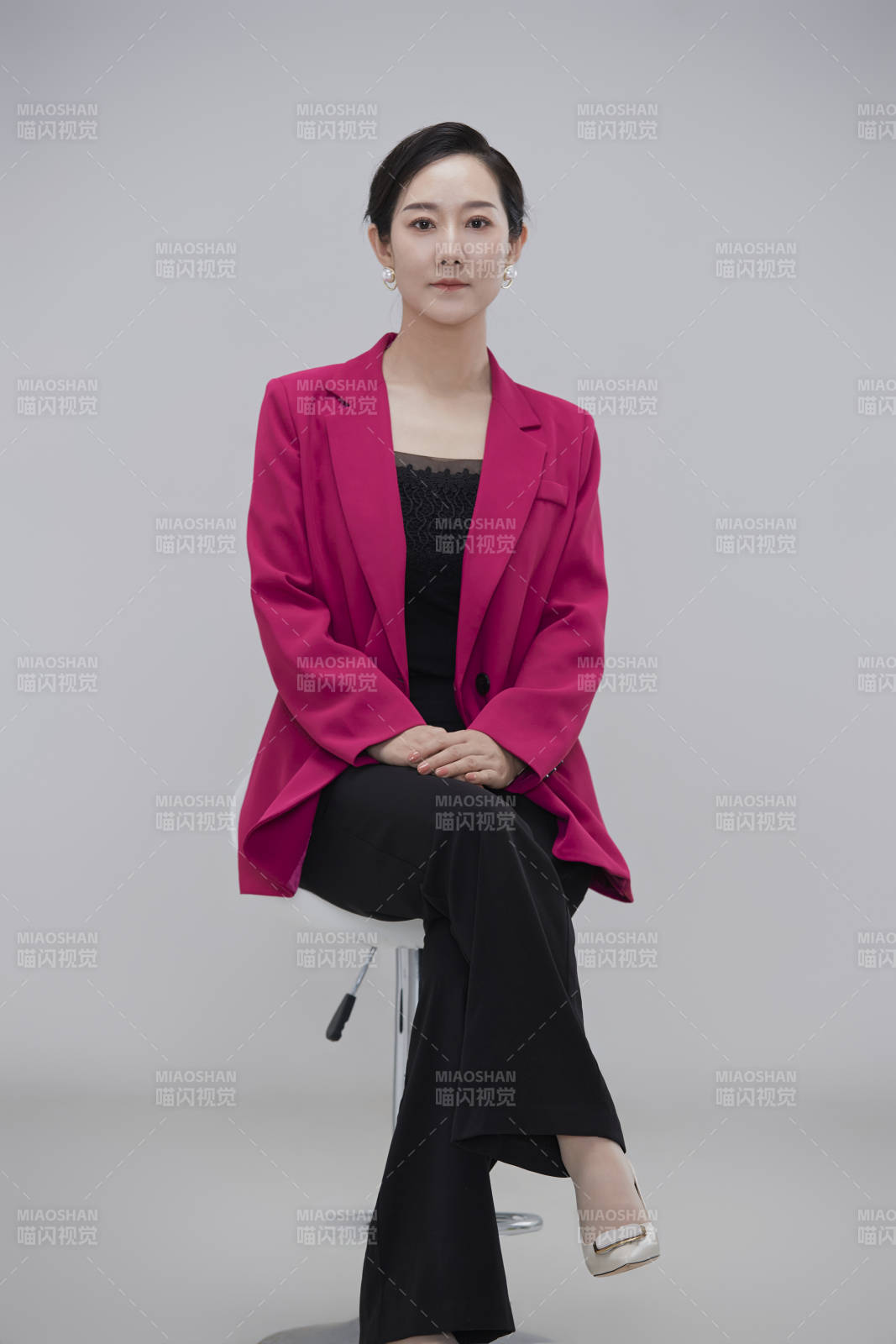 白色背景下職場職業成年女性經理人公關